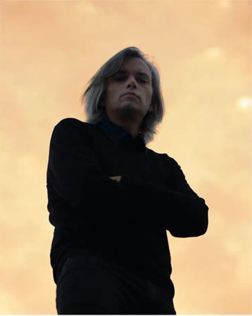 El #valenciano Antonio Sanz -bajista de Una Sonrisa Terrible- se lanza en solitario con Noveno Plan Trienal para mostrar unas composiciones deudoras del #pop independiente de los #noventa. De lo que será su primer Ep, radiamos El bucle y El Gran Fanático. lascallesdelpop.net/Lista%20Entrev…