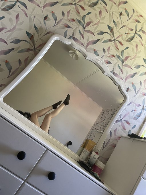 Just a bored selfie 😜😜  Come chat to me on OF and let&rsquo;s have some fun hehe   &bull;Links in bio&bull; https://t<a href="/tag/selling"class="tags"><span>#selling</span></a><a href="/tag/seller"class="tags"><span>#seller</span></a><a href="/tag/onlyfansbabe"class="tags"><span>#onlyfansbabe</span></a><a href="/tag/salehere"class="tags"><span>#salehere</span></a>