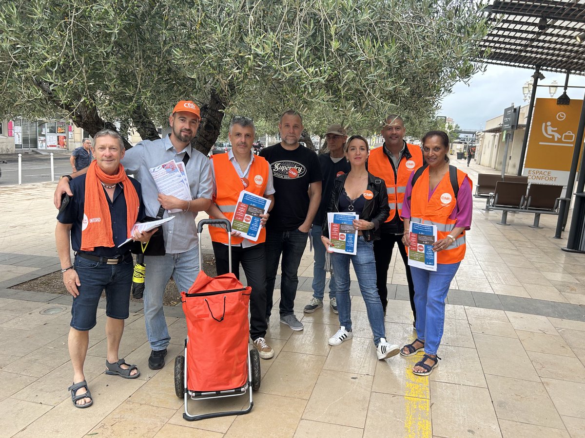 Syndicalisme Hebdo (@sh_cfdt) on Twitter photo A la gare de Toulon, la <a href="/CFDT/">CFDT</a> tracte contre le rassemblement national. Tout un symbole dans une ville qui a été dirigée par l’extrême droite de 1995 à 2001 et dont les militants ont pu constater les dérives. A la gare de Toulon, la <a href="/CFDT/">CFDT</a> tracte contre le rassemblement national. Tout un symbole dans une ville qui a été dirigée par l’extrême droite de 1995 à 2001 et dont les militants ont pu constater les dérives.