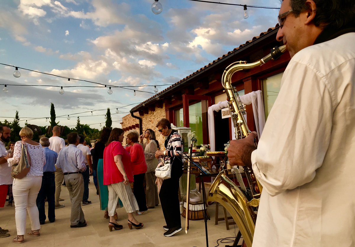 MasLlagostera's tweet photo. Coneixes les nostres propostes musicals #entrevinyes?
Coincidint amb el Dia Europeu de la #Música, recordem algun moment musical a les vinyes de #MasLlagostera...
Divertit, oi? Estigues atent a leș nostres xarxes socials i aviat es presentarem les nostres propostes d'estiu. https://t.co/3F37sURNfk