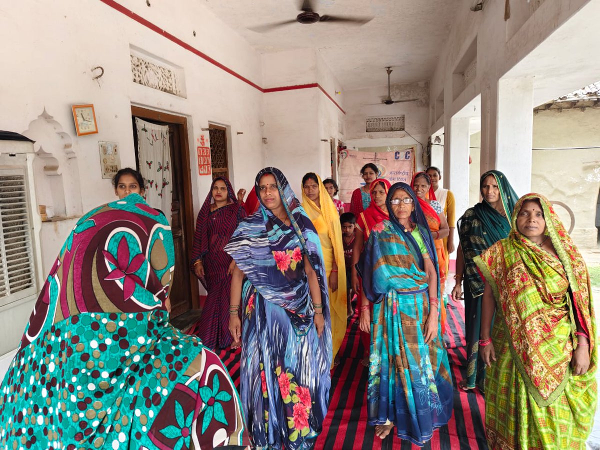 indarvindmaurya's tweet photo. Ladies csc vle at Varanasi doing Yoga and imparting it's importance among society 
#CSCPeYoga, #CSCYogaWithFamily, #YogaForSelfAndSociety, #IDY2024,
@moayush,
 @CSCegov_
@CSCSPV_Health https://t.co/DaBIgFDB3l