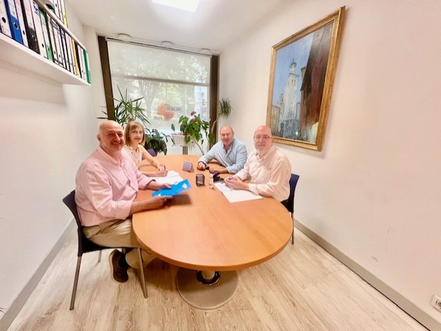 Esta semana hemos firmado con el grupo inmobiliario local Inmo 31 un ilusionante acuerdo para dinamizar el sector inmobiliario-comercial, y contribuir a la ocupación de los locales vacíos que hay en nuestra ciudad y de forma especial en nuestra zona.