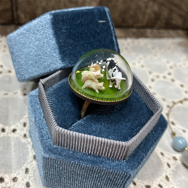 イベントでも好評なリングをご紹介🐄

ナチュラルな印象のリングには、動物たちのフィギュアがぴったり！

ジオコレは程よい大きさなので、アクセサリーのパーツにもご活用いただけます♪
ぜひお試しください✨

#ジオコレ150　 #クラフト　#クラフトジオコレ