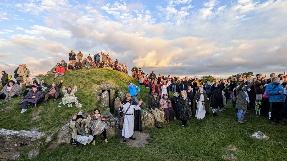 Richard Evans (@rhisiartwyn) on Twitter photo Dathlu Alban Hefin, Bryn Celli Ddu, Môn, 21/6/24. <a href="/AngleseyDruids/">Urdd Derwyddon Môn - Anglesey Druid Order</a> <a href="/S4Ctywydd/">S4C Tywydd</a> #albanhefin #summersolstice #ynysmôn Dathlu Alban Hefin, Bryn Celli Ddu, Môn, 21/6/24. <a href="/AngleseyDruids/">Urdd Derwyddon Môn - Anglesey Druid Order</a> <a href="/S4Ctywydd/">S4C Tywydd</a> #albanhefin #summersolstice #ynysmôn