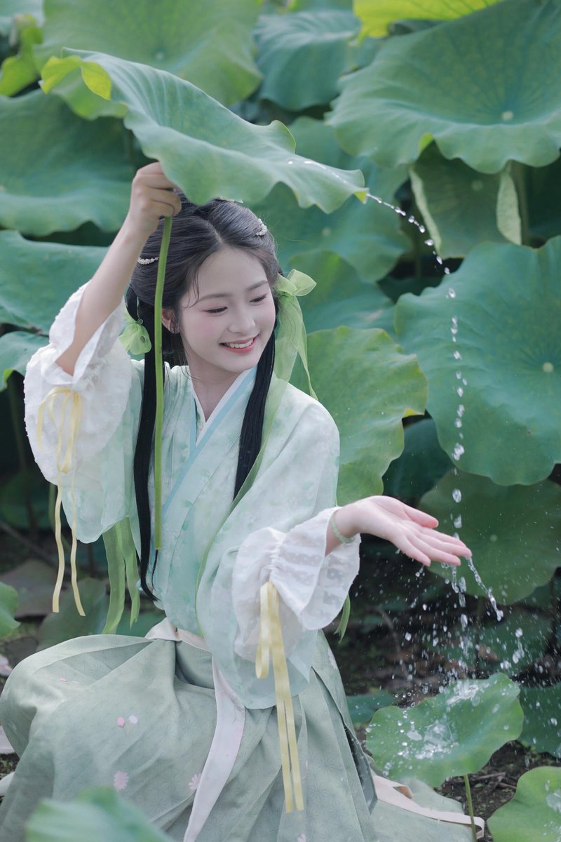 糟糕！荷花精跑出来啦快抓住她！