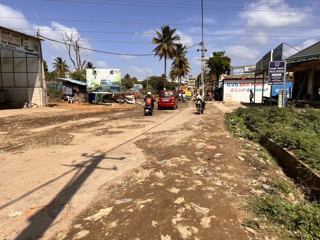 SamalSnehansu's tweet photo. This is the present condition of the road and it is a daily struggle for hundreds. @BangaloreMirror @MoRD_GoI @swachhbharat https://t.co/qSpUaTn5jH
