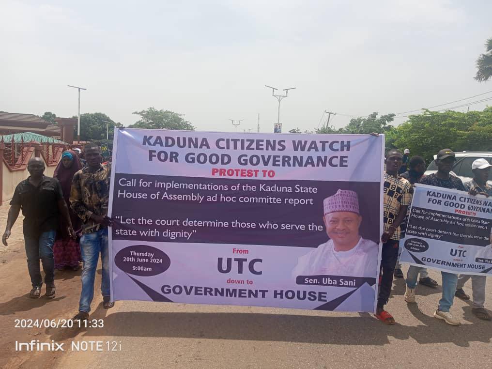 SKefason's tweet photo. Yesterday, hundreds of protesters under the auspices of Kaduna Citizens Watch for Good Governance (KCWGG) stormed the Kaduna government house, asking Gov Uba Sani to invite officials of the EFCC to prosecute Elrufai for alleged N423b fraud.

The masses are making the right call! https://t.co/WtaCk5Opwz