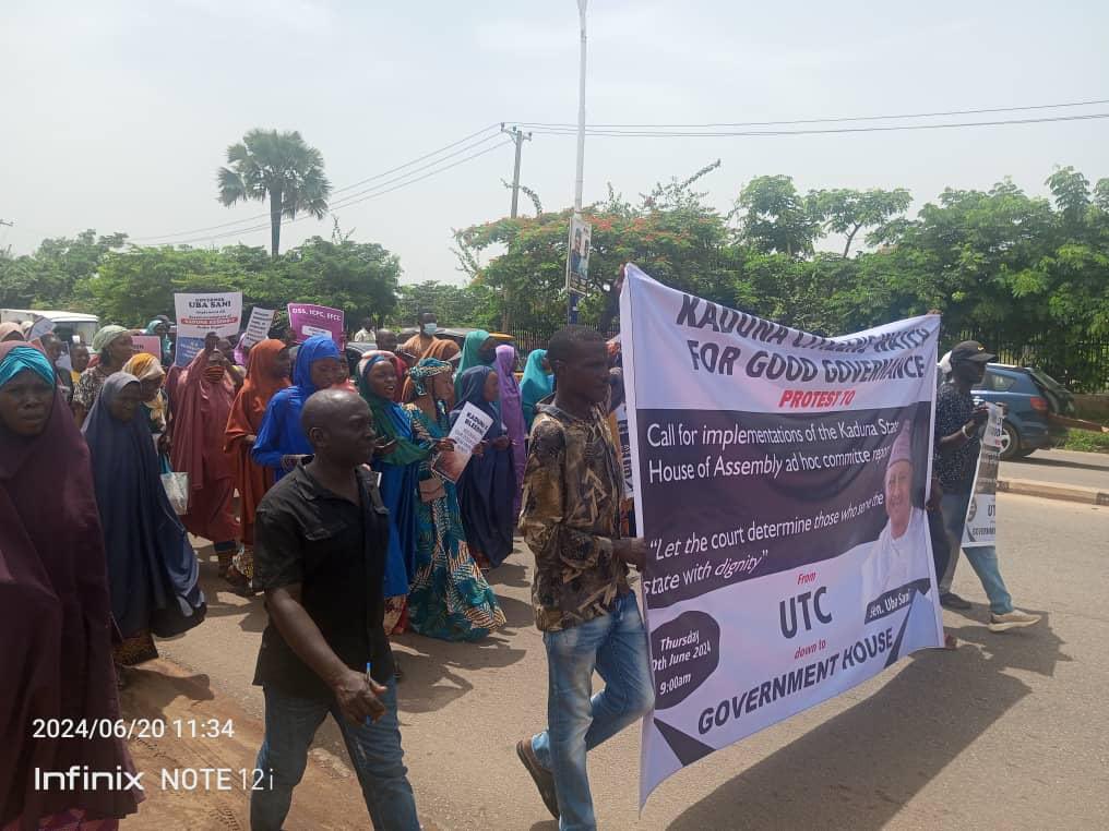 SKefason's tweet photo. Yesterday, hundreds of protesters under the auspices of Kaduna Citizens Watch for Good Governance (KCWGG) stormed the Kaduna government house, asking Gov Uba Sani to invite officials of the EFCC to prosecute Elrufai for alleged N423b fraud.

The masses are making the right call! https://t.co/WtaCk5Opwz