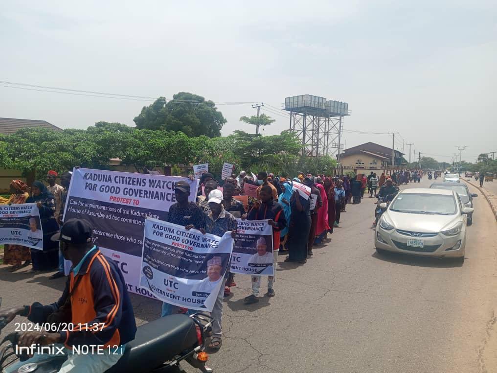 SKefason's tweet photo. Yesterday, hundreds of protesters under the auspices of Kaduna Citizens Watch for Good Governance (KCWGG) stormed the Kaduna government house, asking Gov Uba Sani to invite officials of the EFCC to prosecute Elrufai for alleged N423b fraud.

The masses are making the right call! https://t.co/WtaCk5Opwz