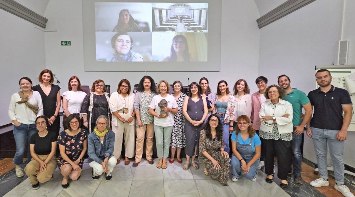 Susana Gaytán (@spilarg) on Twitter photo Ayer tuvimos un encuentro extraordinario con muchas de las voluntarias que acompañan a <a href="/cientifica_lola/">Lola</a> por los "coles" andaluces gracias a la iniciativa de <a href="/AmitAndaluza/">@amit_andaluza</a> y al apoyo de <a href="/BMSIberia/">Bristol Myers Squibb España & Portugal</a> ...¡Cuanto talento y creatividad desprendían todas las propuestas! Ayer tuvimos un encuentro extraordinario con muchas de las voluntarias que acompañan a <a href="/cientifica_lola/">Lola</a> por los "coles" andaluces gracias a la iniciativa de <a href="/AmitAndaluza/">@amit_andaluza</a> y al apoyo de <a href="/BMSIberia/">Bristol Myers Squibb España & Portugal</a> ...¡Cuanto talento y creatividad desprendían todas las propuestas!