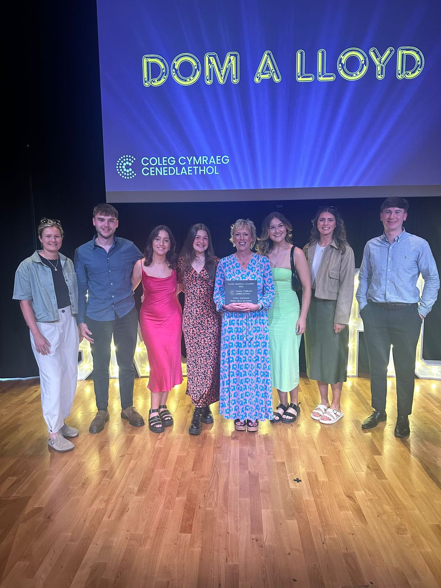 Dyddgu Morgan-Hywel (@dyddguhywel) on Twitter photo Llongyfarchiadau mawr Rhian. Darlithydd arbennig 👏. Diolch Gronw am araeth dosbarth cyntaf 👨🎓. <a href="/colegcymraeg/">Coleg Cymraeg</a> Llongyfarchiadau mawr Rhian. Darlithydd arbennig 👏. Diolch Gronw am araeth dosbarth cyntaf 👨🎓. <a href="/colegcymraeg/">Coleg Cymraeg</a>