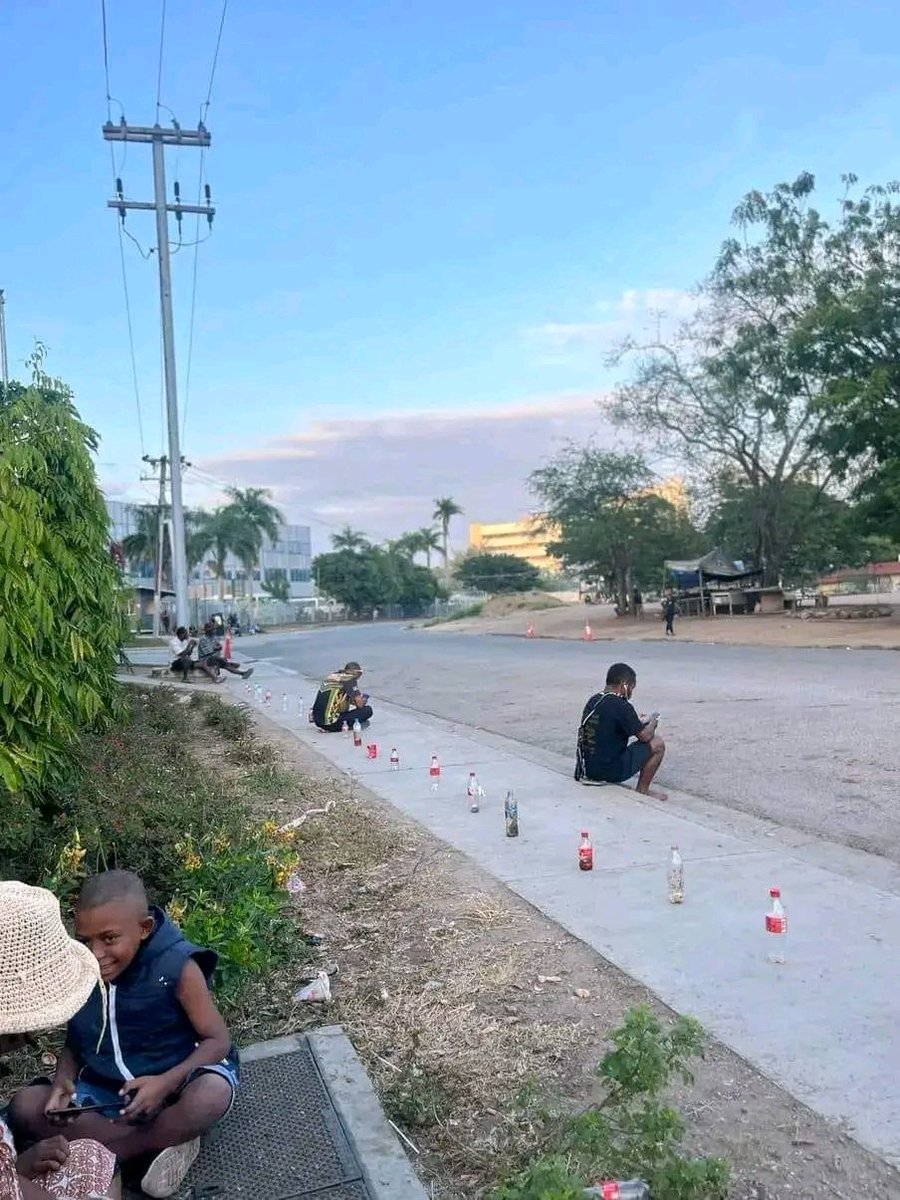 tambijr_4rmPNG's tweet photo. Only in PNG (below is a NID pickup line in Port Moresby) ol public leg tight lo sanap lo line so ol puttim ol container na can tin olsem mak na sindaun relax waitim line lo move 😭
This country PNG nah 🤦🏿💔😭

📸✍️🏿 Jacky Jacky https://t.co/GMO4qvTjRP