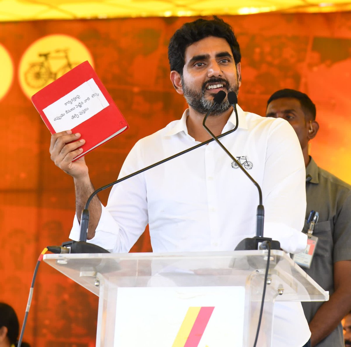 Srinu_LokeshIst's tweet image. రెడ్‌బుక్!

గత ఐదేళ్లుగా వైకాపా వారికి చెప్పిన మాట.... బాబు కన్నా మిన్నగా పరిపాలన చేస్తారు అని జగన్ కి జనం ఓటేశారు అంతేకానీ బాబు పై కక్షసాధింపు కోసం అధికారం ఇవ్వలేదు..... 

ఇపుడు టిడిపి శ్రేణులకు చెబుతున్న మాట దాదాపు ఇదే తరహా మాట.....

రెడ్‌బుక్ అంటూ ఎవరి వాల్ లో వాళ్ళు వార్…