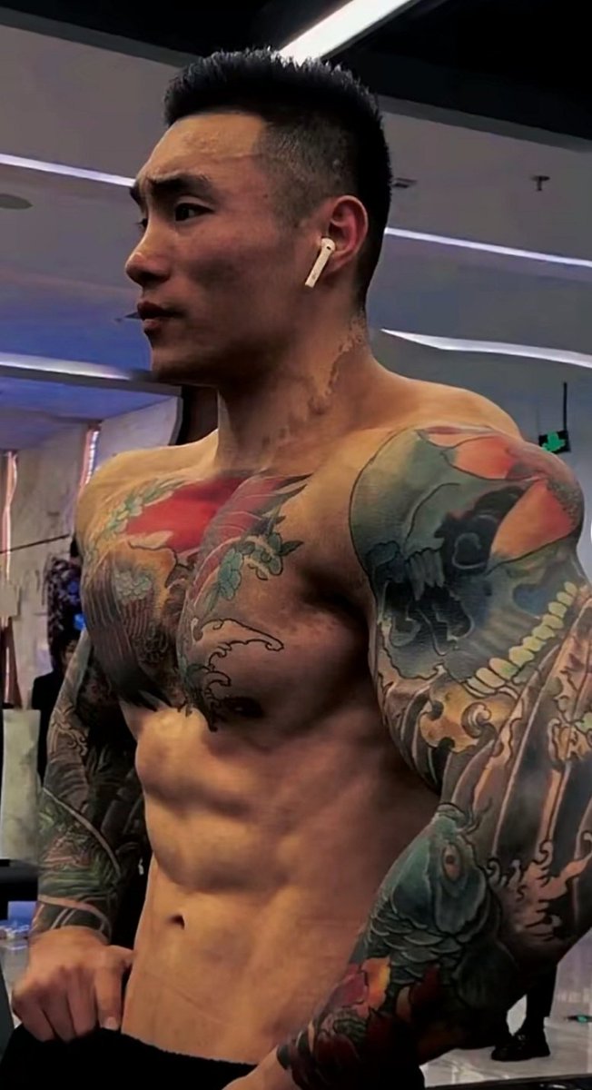 有喜欢纹身肌肉男的吗，特别霸气，被玩弄的时候特别反差，有喜欢的吗，私信交流