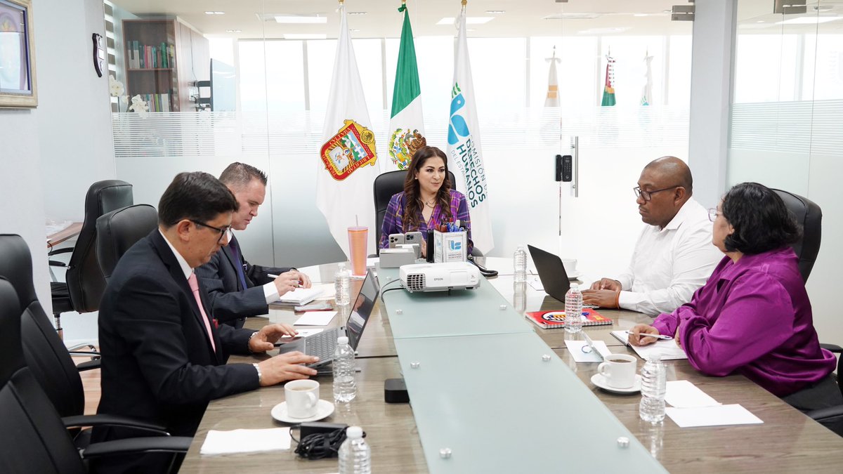 MyrnaGarciaMx's tweet photo. Este #jueves nos reunimos con 
@laraduquea, coordinador del @cdhzloficial, con quien hemos encontrado coincidencias y generado sinergias; seguiremos con el trabajo coordinado con organizaciones de la sociedad civil promotoras y defensoras de los #DDHH https://t.co/TdGFNnjO7v