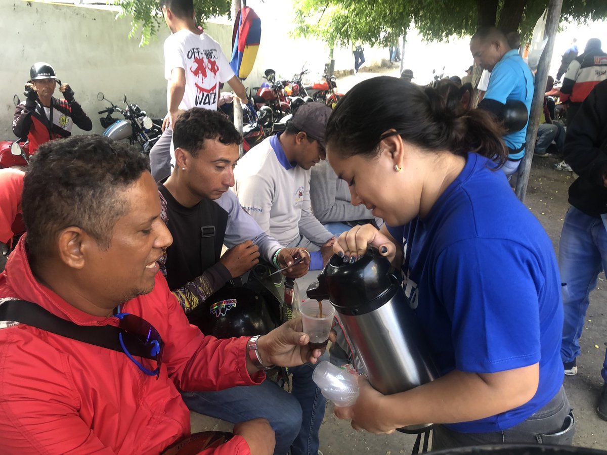Untcristobalr's tweet photo. A primera hora nos dirigimos a la E/S #Charallave 1 para llevarles a los usuarios que se encontraban en cola un #Cafecito por la #Democracia el #Mensaje de #Cambio #Votando este #28Jul por Edmundo González en la tarjeta de UNT, por una #Venezuela #Libre #Prospera y #Democrática https://t.co/Ddj3f757mO