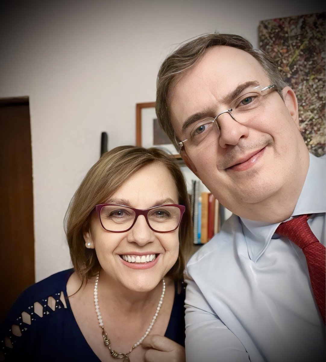 ¡Feliz de saludar al próximo Secretario de Economía de nuestro amado país! 

Un ser humano íntegro, un amigo de corazón y un incansable defensor de la igualdad entre mujeres y hombres; siempre con una visión clara y un amor inquebrantable por México. 

<a href="/m_ebrard/">Marcelo Ebrard C.</a>, en este momento