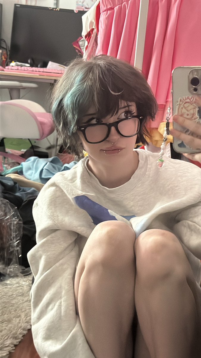 she cut her hair ?? 👀