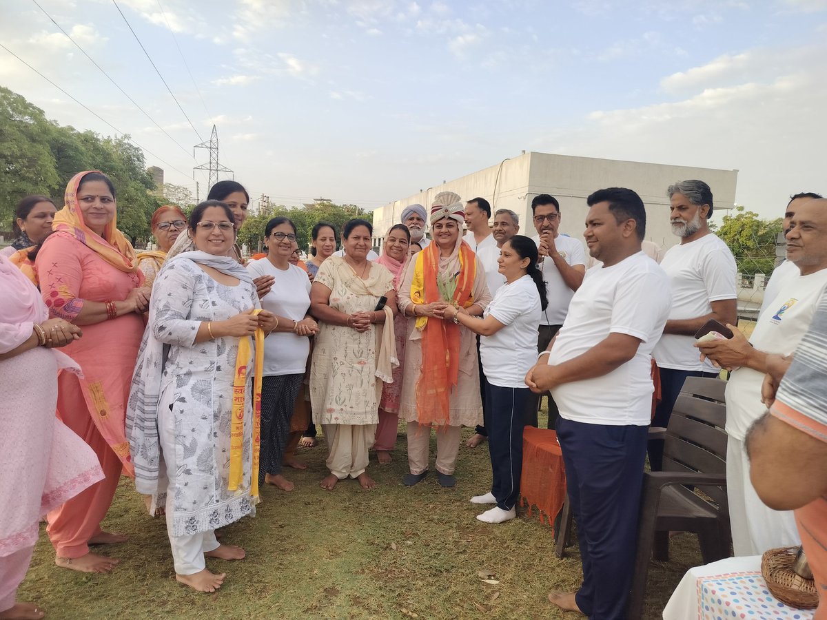 CscSirsa's tweet photo. #CSCPeYoga, #CSCYogaWithFamily, #YogaForSelfAndSociety, #IDY
 @moayush, @CSCegov_  @CSCSPV_Health @ashi_apple @cscharyana 
Yoga day celebration at Ganpati Park, Barnala road Sirsa. Yog shikshika Urvashi Tanwar and chief guest Krishna Phogat social worker https://t.co/2JRPwFNNa0