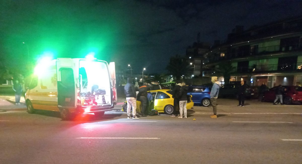 protec2's tweet photo. Esta falta de prevención (bolsas cortando la visibilidad), el mal cálculo y la velocidad, causaron un siniestro grave en la Rambla de Carrasco y Otero (Hotel Cottage). Dos muchachos jóvenes bastante lastimados. #Regalados @imtransito https://t.co/JYMzMFqmsb