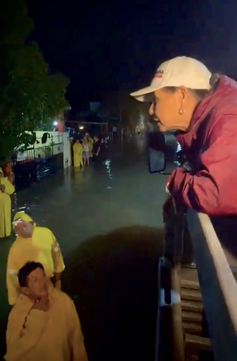 Mientras <a href="/Susyhurtadov/">Susy Hurtado</a> y otros diputados del <a href="/PVEMQRoo/">Partido Verde QRoo</a> celebran con júbilo su #YellowDay, la gobernadora <a href="/MaraLezama/">Mara Lezama</a> vive su #YellowNight, de los impermeables amarillos, ayudando damnificados por las lluvias en #Chetumal. Menos frivolidad y más empatía se necesita en este momento