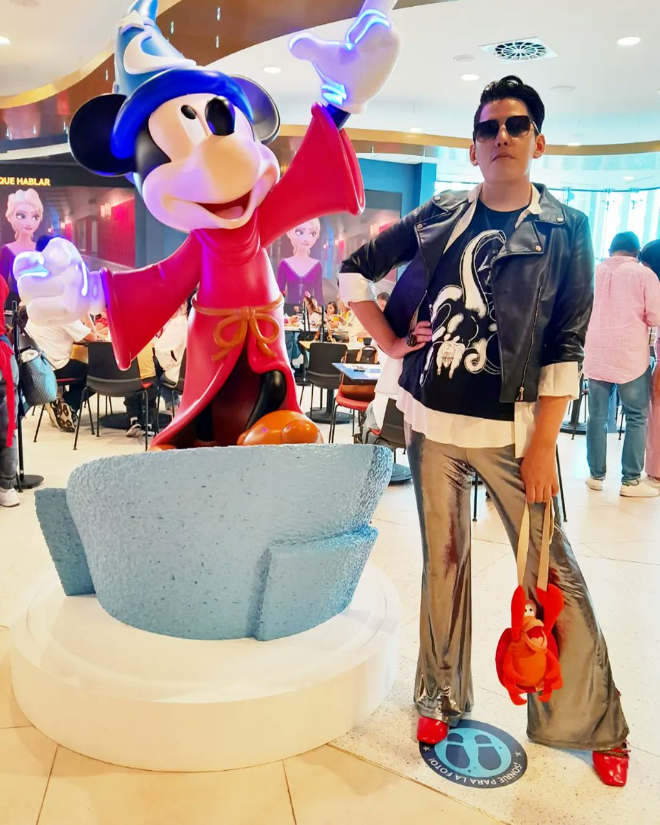 DanDanPurin's tweet photo. 🩷🖤 Por fin conocí #disneyanimationcafe de @liverpoolmexico 🖤🩷 con @Arelayato 🩷🖤 #animationcafe #Disney #ursula #sebastian #lasirenita #mickeymouse #elsa #エルサ #ミッキーマウス #ディズニー #モデル #ファッション #喫茶店 #友達 #いいね返し #좋아요 #recomendaciones https://t.co/ZZvBRKtach