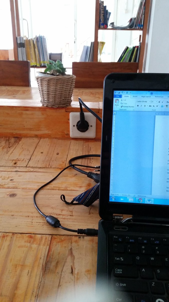 "Meskipun aku sedang liburan, aku akan tetap produktif!"
adalah contoh kalimat penuh kebohongan.
Karena di Dieng yang duingin,
pengennya tiduran aja seharian!!!
#tanijiwo #hostel #hostellife #hosteldays #productiveday #dieng #wisata #landscape