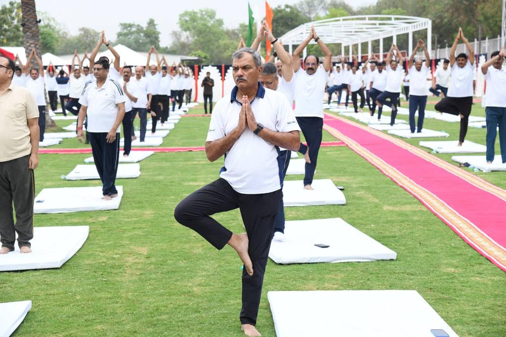 BorderConflicts's tweet photo. No Fan of #NarendraModi will pass without liking this post 😍

#Yoga It's a journey of self-discovery and inner peace🙏🙏

#InternationalYogaDay2024 #YogaWithBSF #Mirzapur3 #KotaFactory #BiggBossOTT3 #TheBoys Karnataka Police #INDvsAFG #UGCNET #Tejran #YogaInSrinagar तेजस्वी यादव https://t.co/6oxdNAFTnT