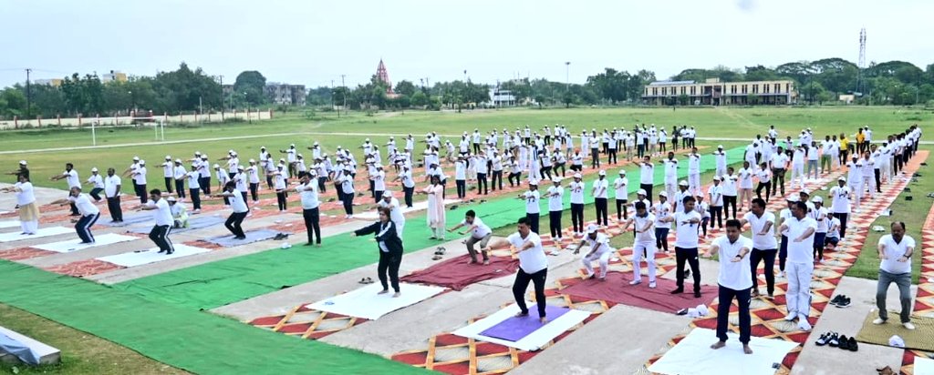 जिला आयुष समिति द्वारा 10 वे.अंतर्राष्ट्रीय योग दिवस पर  बीएस सिटी के सेक्टर 12 स्थित पुलिस लाइन मैदान में आयोजित जिला स्तरीय योगाभ्यास शिविर का दीप प्रज्वलित कर शुभारंभ किया। 
#YogaDay2024
<a href="/JharkhandCMO/">Office of Chief Minister, Jharkhand</a> 
<a href="/prdjharkhand/">IPRD Jharkhand</a> 
<a href="/RanchiPIB/">PIB in Jharkhand 🇮🇳</a>
<a href="/HLTH_JHARKHAND/">Health Jharkhand</a>