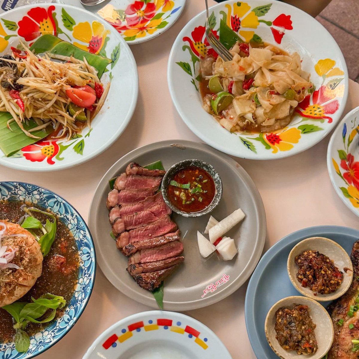 #ร้านส้มตำคนลาวเปิดใหม่ที่กระแสแรงมาในโซเชียล

รีบไปคิวยาวมากช่วงนี้ อร่อยมากกกกกก

🏡🔥 นี่หละคือสิ่งที่ถูกต้องของโลกใบนี้ “ชู้ลาว ชู้รส - Chulaos Churos” ร้านส้มตำอาหารอีสานของคนลาวที่ตอนนี้ดังมาในโซเชียล คือน้องไปกินตั้งแต่แบบไม่มีคนเลย แอ๊บๆถ่ายมาแต่ไม่ได้ลง แต่ไปล่าสุดคือรอ