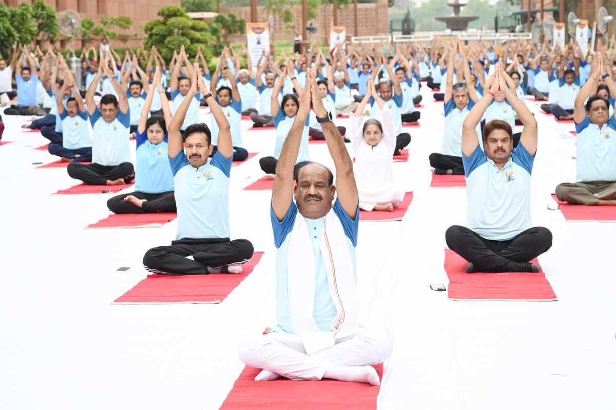 योगश्चित्तवृत्तिनिरोधः

अंतरराष्ट्रीय योग दिवस के अवसर पर संसद भवन परिसर में सामूहिक योगाभ्यास में सम्मिलित हुआ। 

#yogaday2024
#InternationalYogaDay2024