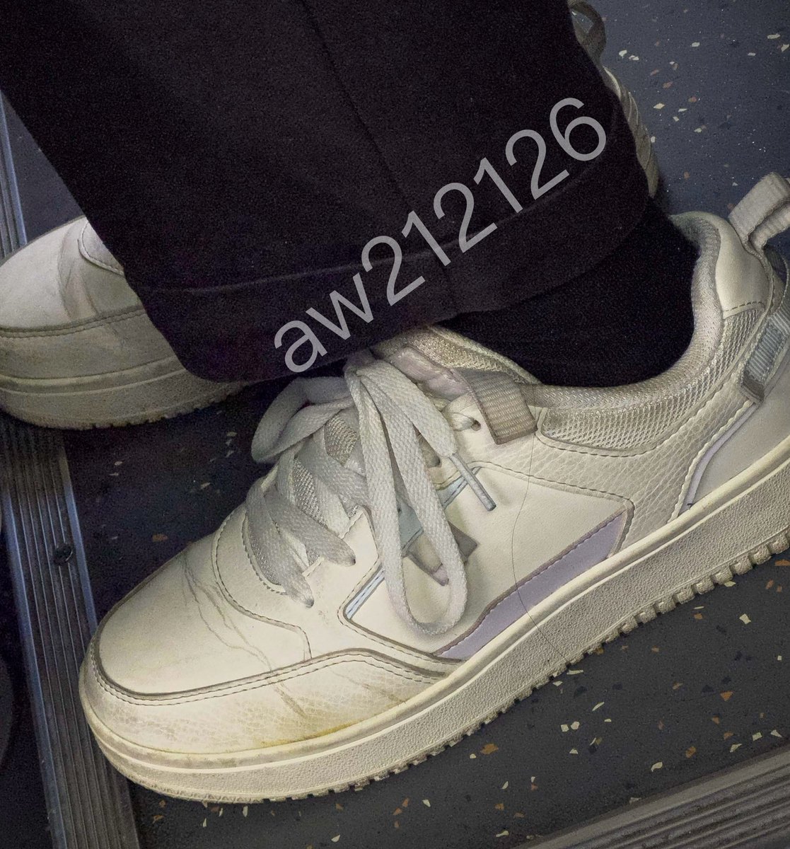 Aw212126's tweet photo. 还有看的吗

#扫楼 ＃骚鞋  ＃射鞋  #臭鞋 #足控 #臭脚 #船袜 ＃白袜 #运动鞋 #小白鞋 #足控 #足交 #街拍 #射脚 #射屏 https://t.co/zL5OPL26xr