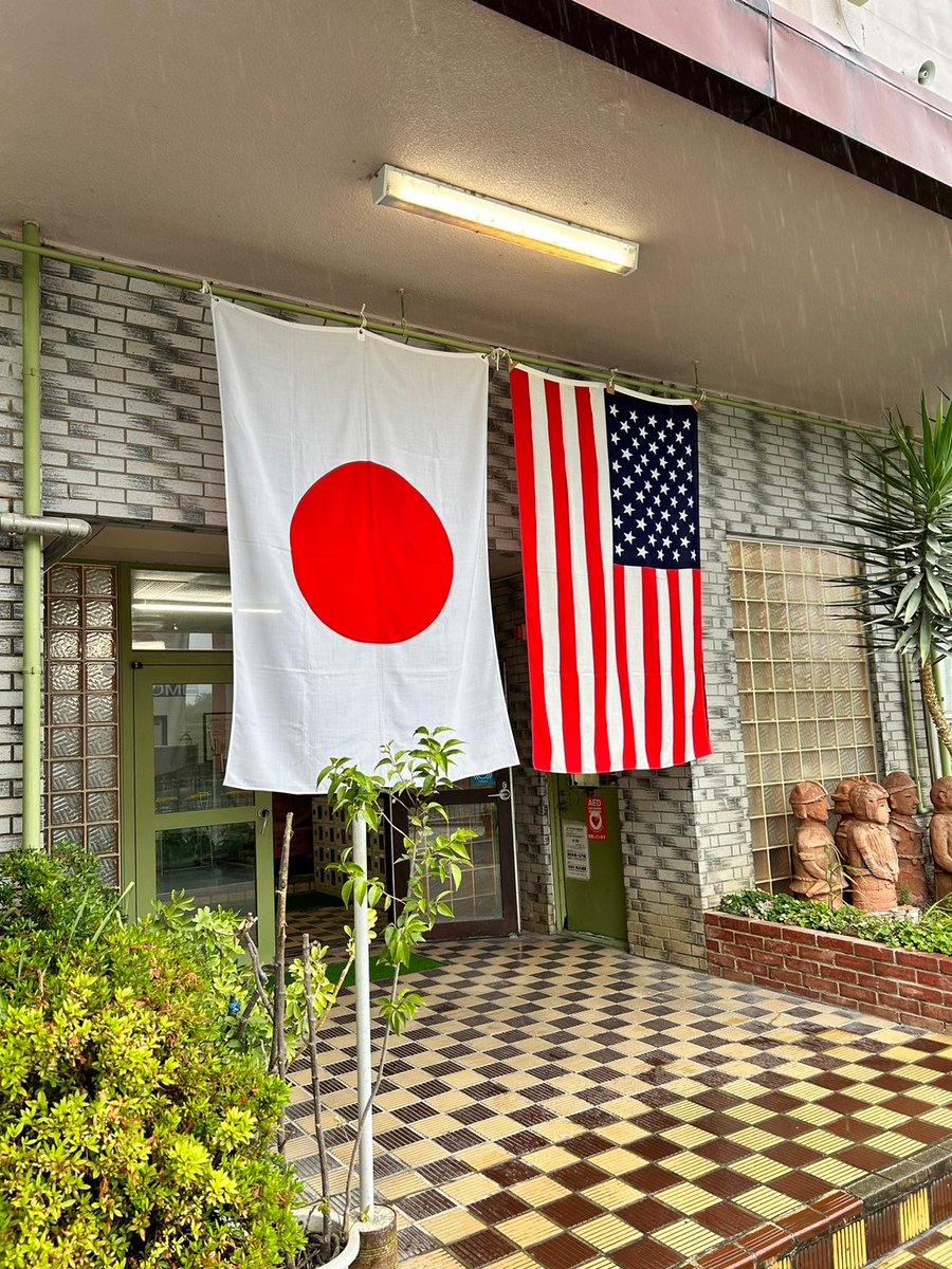 chakoeng's tweet photo. 5年ぶりに米国Missouriから学生親善訪問団が来日し、回田小にも来校しました。PTA姉妹校友の会の代表として今回もお手伝いさせてもらいました。5年ぶりにお会いする様々な方にまだPTAにいるの！？って言われるんですが…まだ小学生の子がいます…12年目です😂 https://t.co/sjFXqrMCVg