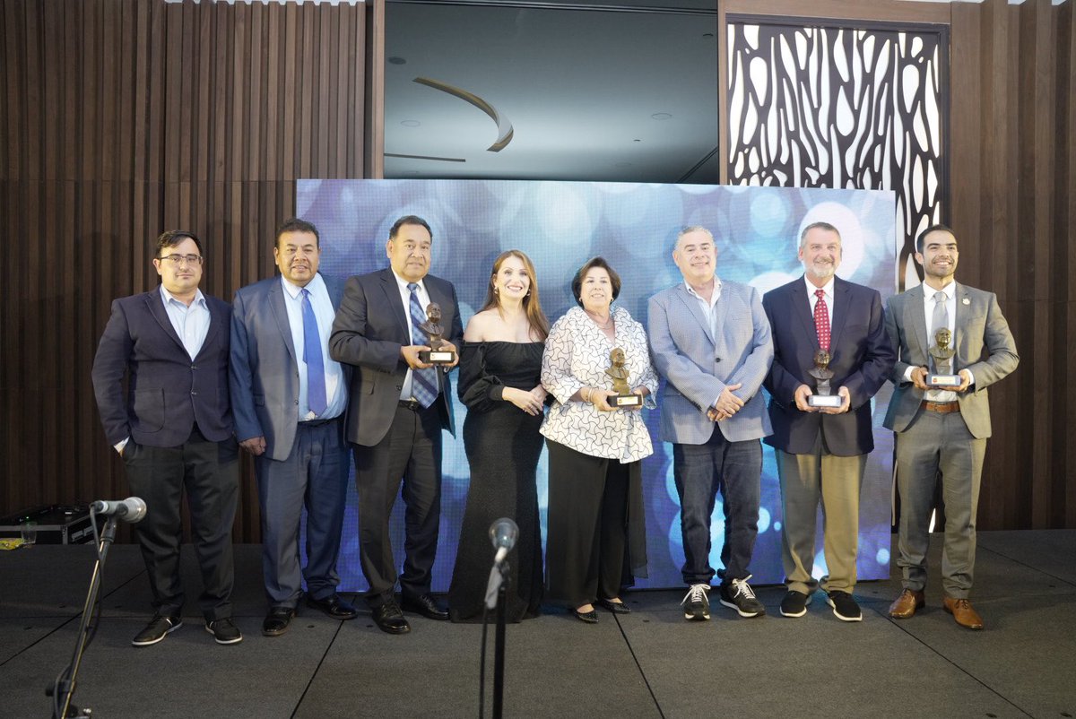 Como ya es tradición, <a href="/AgruasNal/">AGRÚAS_Nal</a> entregó el galardón Bernabé Cortez ahora a estos empresarios:

+ Juan Jerónimo Reyes Velázquez, de Grúas Kings. 
+ Silvino Mera Uribe, de Grúas Mera. 
+ Juana María Flores González, de Grúas Galindo.
+ Marvin Griffin, de Miller Industries.