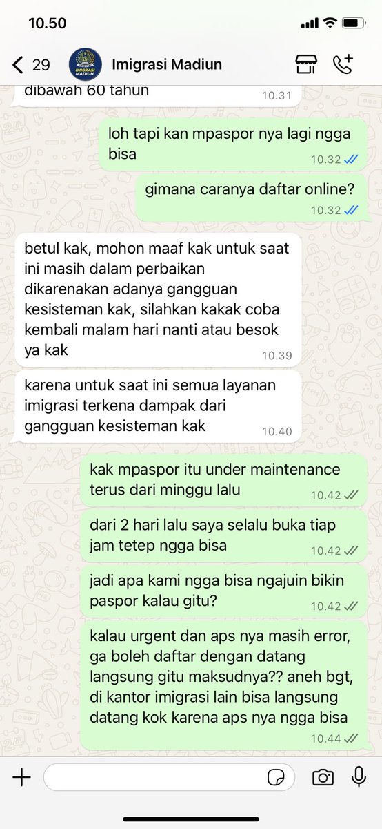 fufuyeyeah's tweet photo. mau ngajuin pembuatan paspor buat mamaku, terus admin kantor imigrasinya kuchat jawabannya spt ini. ini adminnya masih magang apa kurang brief? atau emang kalau sistemnya ada masalah maka warga negara jadi ngga boleh mengajukan pembuatan paspor?? @ditjen_imigrasi @ImigrasiMadiun https://t.co/5pFX5z22oB