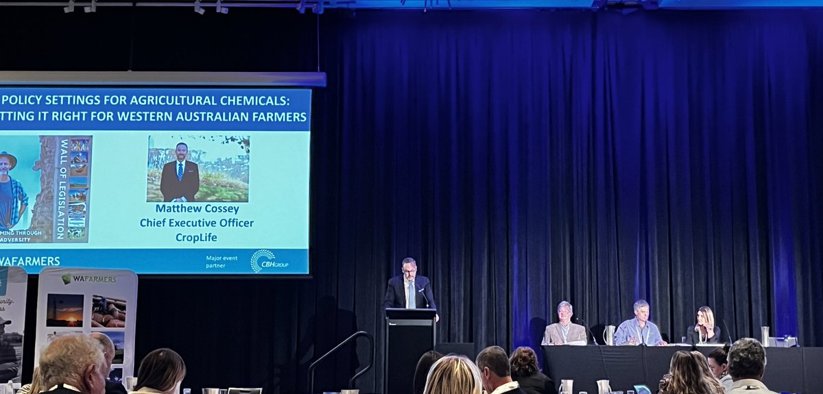Mistadamage's tweet photo. "Never before in human history have so many people relied on so few for their food"
"0.5% of the Australian population provides the food for the other 99.5%"

Think about that for a second.

Matt Cossey at @WAFarmersGrains AGM. #keepfarmersfarming https://t.co/oEpatRiVOS