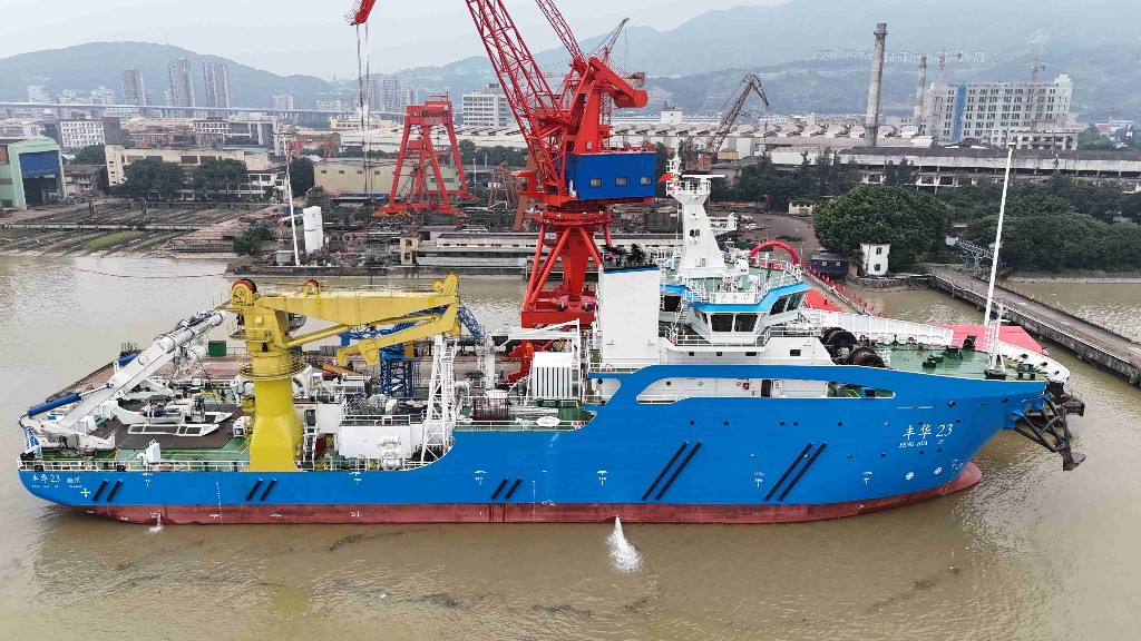 PDChinaBusiness's tweet image. China's first homegrown large multi-purpose service operation vessel (#SOV) was delivered in southeast China's Fujian to support deep-sea #WindPower development. The 98-m-long vessel with an endurance of 10,000 nmi can carry 60 people and 2,500 tonnes of cable. #Shipbuilding