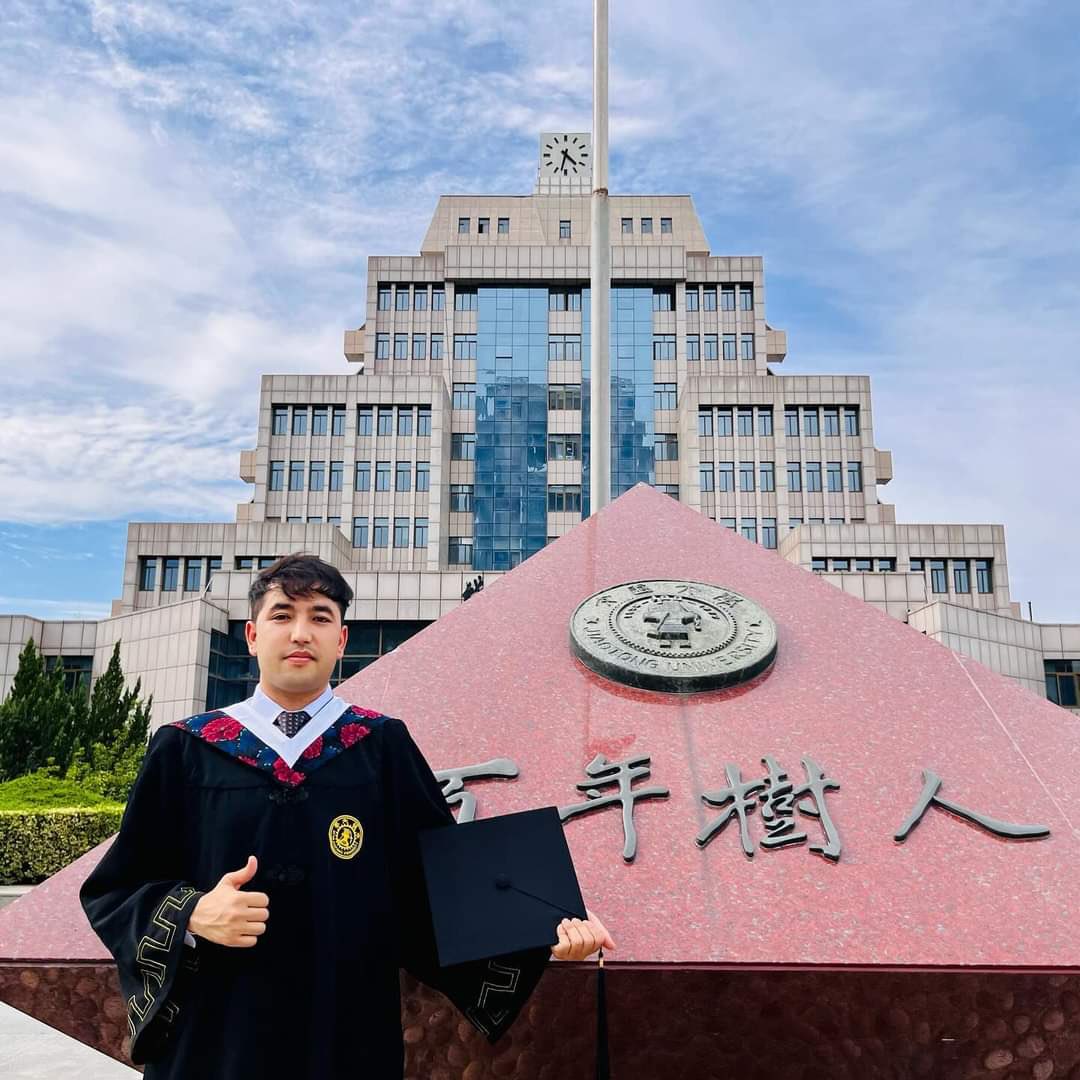 MukhtarModabb's tweet image. رضا رفعت یکی از دانش آموز ان #موعود(کاج) بود که با اندک ترین امکانات توانست اول نمره کانکور شود ،بورسیه چین را بگیرد ،فارغ گردد و دعوت نامه ماستری را از دوکشور چین و ایتالیا اخذ کند.
او برای خودش یک داکتر موفق و برای مردم و وطن اش افتخار بزرگ است.