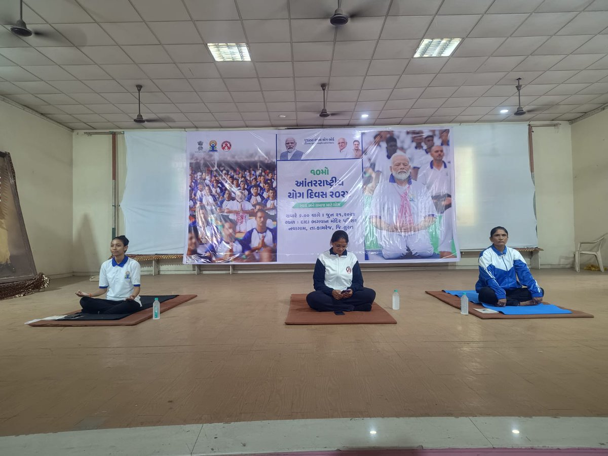 KamrejSdm's tweet photo. ૧૦ માં આંતરરાષ્ટ્રીય યોગ દિવસ-૨૦૨૪, નિમિત્તે કામરેજ તાલુકા કક્ષા ના યોગ દિવસ ની ઉજવણી દાદા ભગવાન મંદિર,પરિસર નવાગામ તથા ગલતેશ્વર મંદિર ટિંબા ખાતે કરવામાં આવી. ઉપસ્થિત મહાનુભાવો,ગ્રામજનો તથા બાળકો માન.મુખ્યમંત્રીશ્રી તથા માન.વડાપ્રધાનશ્રી ના લાઇવ ઉદબોધન ના સાક્ષી બન્યા હતા. https://t.co/Nh0b3pVfwc