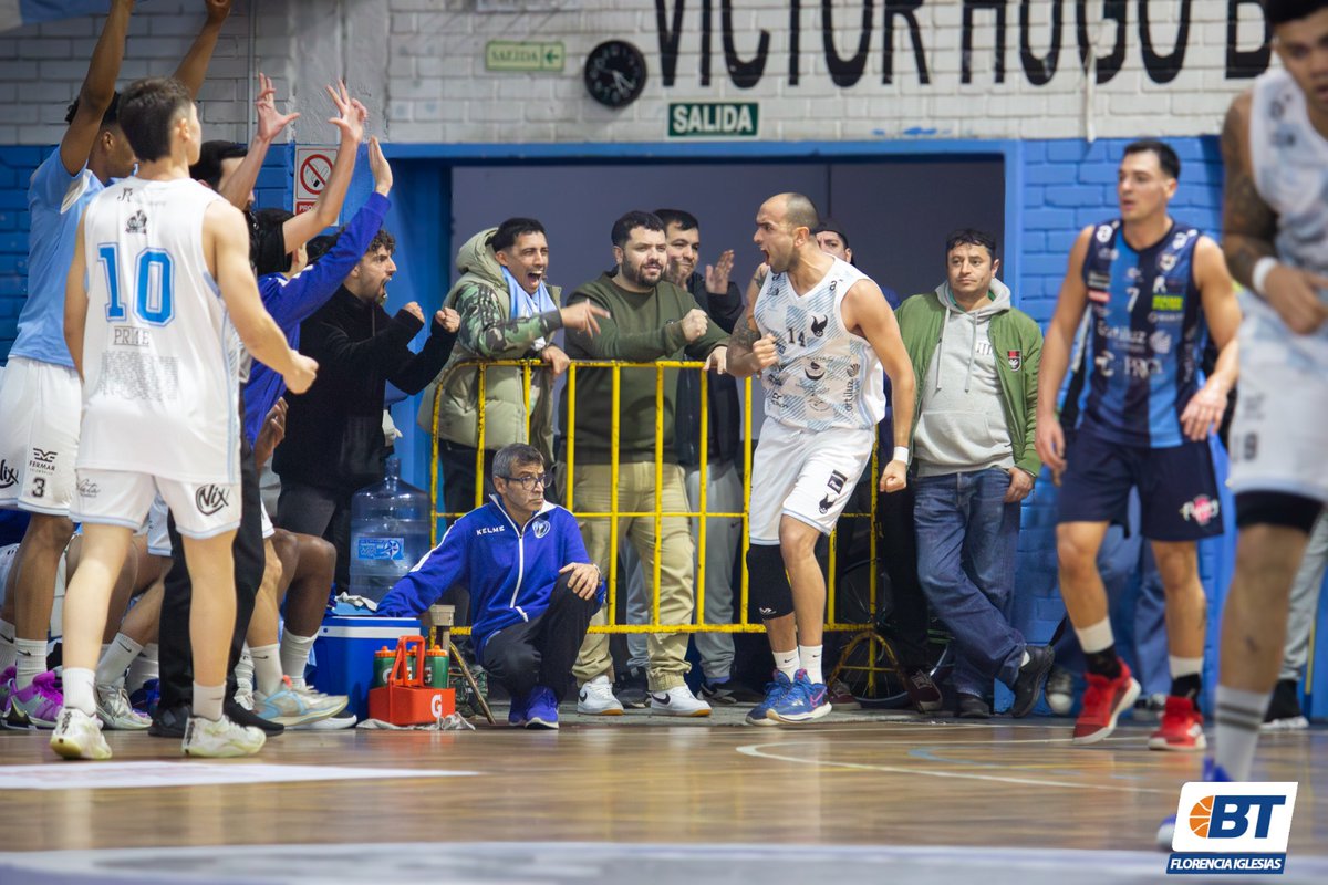 BasquetTotal's tweet photo. #DTAxBT | LOS MIRA DESDE ARRIBA

Atenas le sacó el invicto a San Telmo Rápido Sport al vencerlo por 97-78 en el gimnasio Antonio María Borderes y continuar como uno de los punteros de la DTA.

📝 @JRodriguezRey 
📸 @FlorIglesias6 

👉 https://t.co/8DqDGWBYvk https://t.co/rSCUUmcOhY