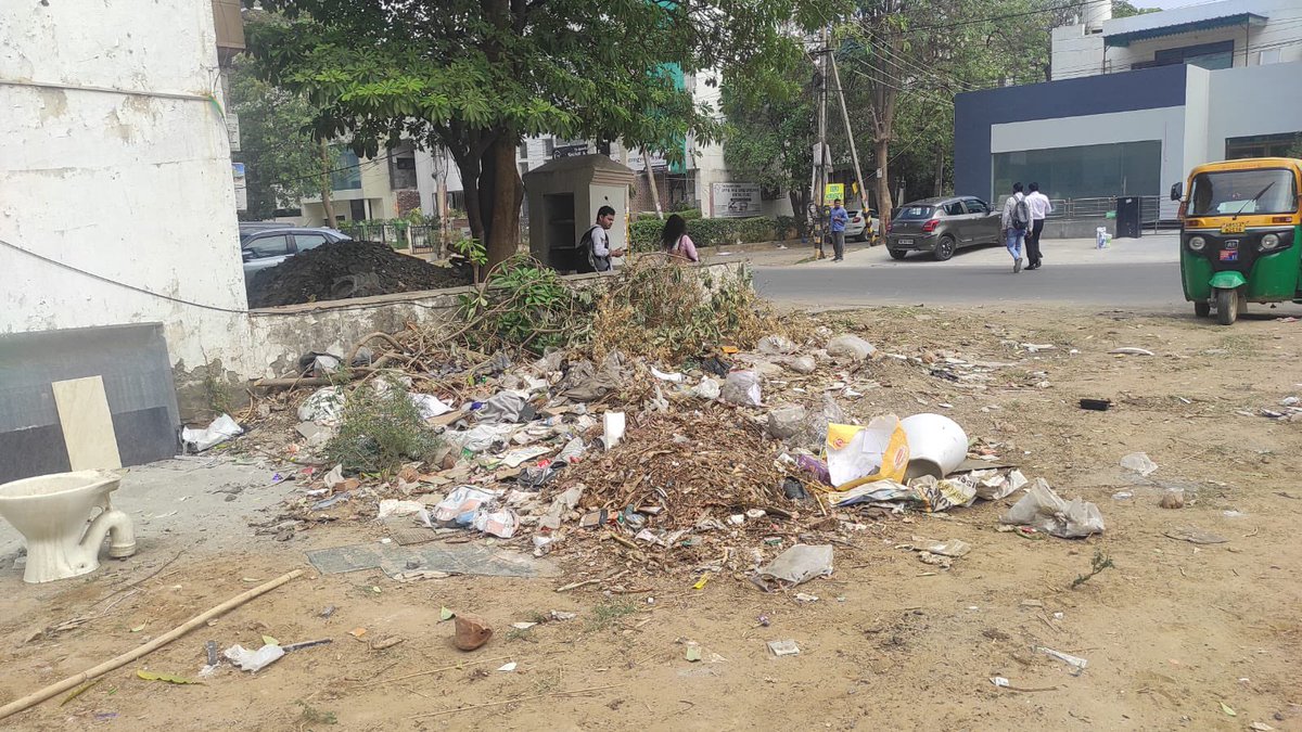 rwasushantlok2's tweet photo. @cmohry @MunCorpGurugram कूड़े का ढेर बनता जा रहा है @sushantlok 2&amp;3 @DC_Gurugram @DiprHaryana @its_AkankshaG @Rao_InderjitS @DEEPAKKAHUJA @KanwarSanjay3 @CPCB_OFFICIAL @INCHaryana @BJPForGurugram please help https://t.co/soUtNG6OWo