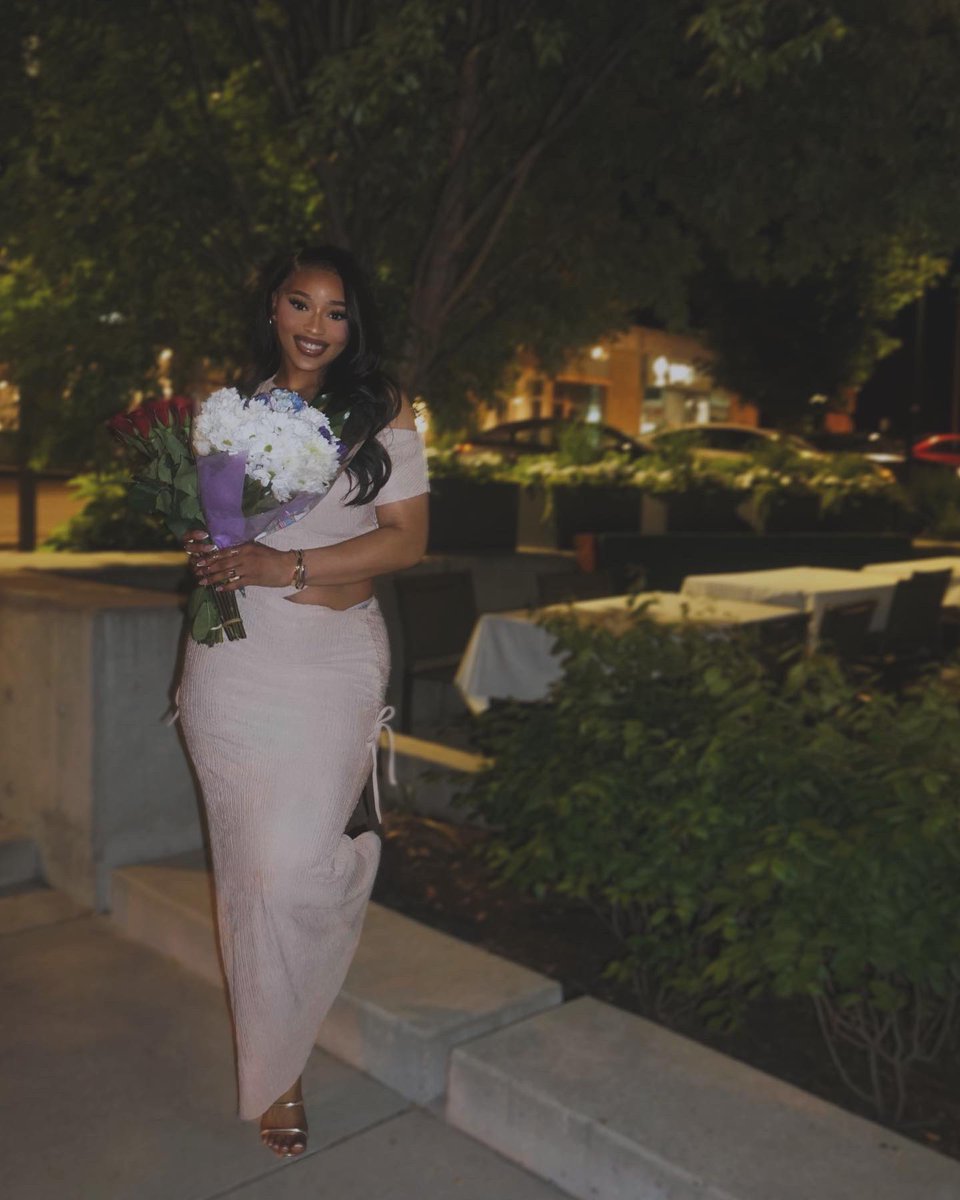 makeupbydalesa's tweet photo. Love the woman I’m becoming and embracing the journey that shaped me. 🤍💐 https://t.co/hHGGbKq9s4