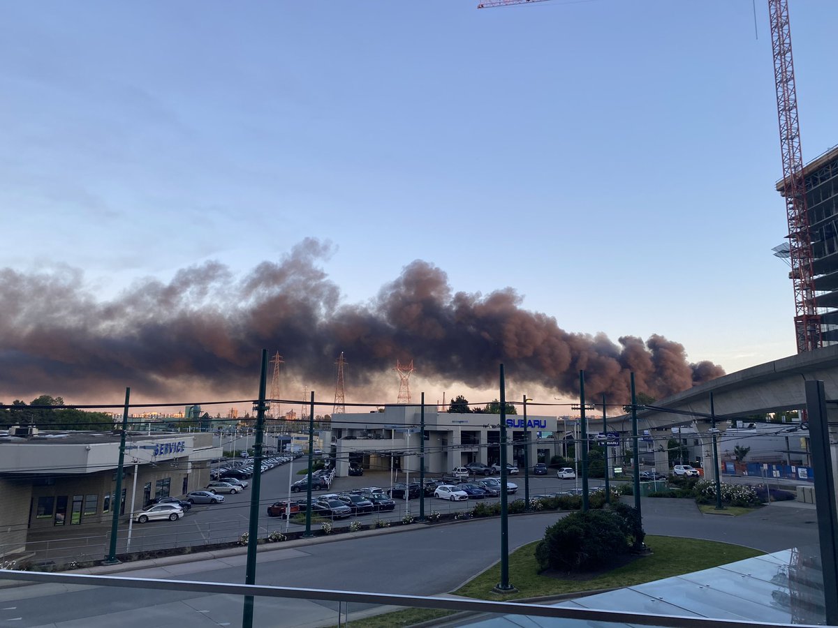 Nono_ubc's tweet image. At marine drive, saw huge plumes of smoke from #RichmondBC filling the sky.