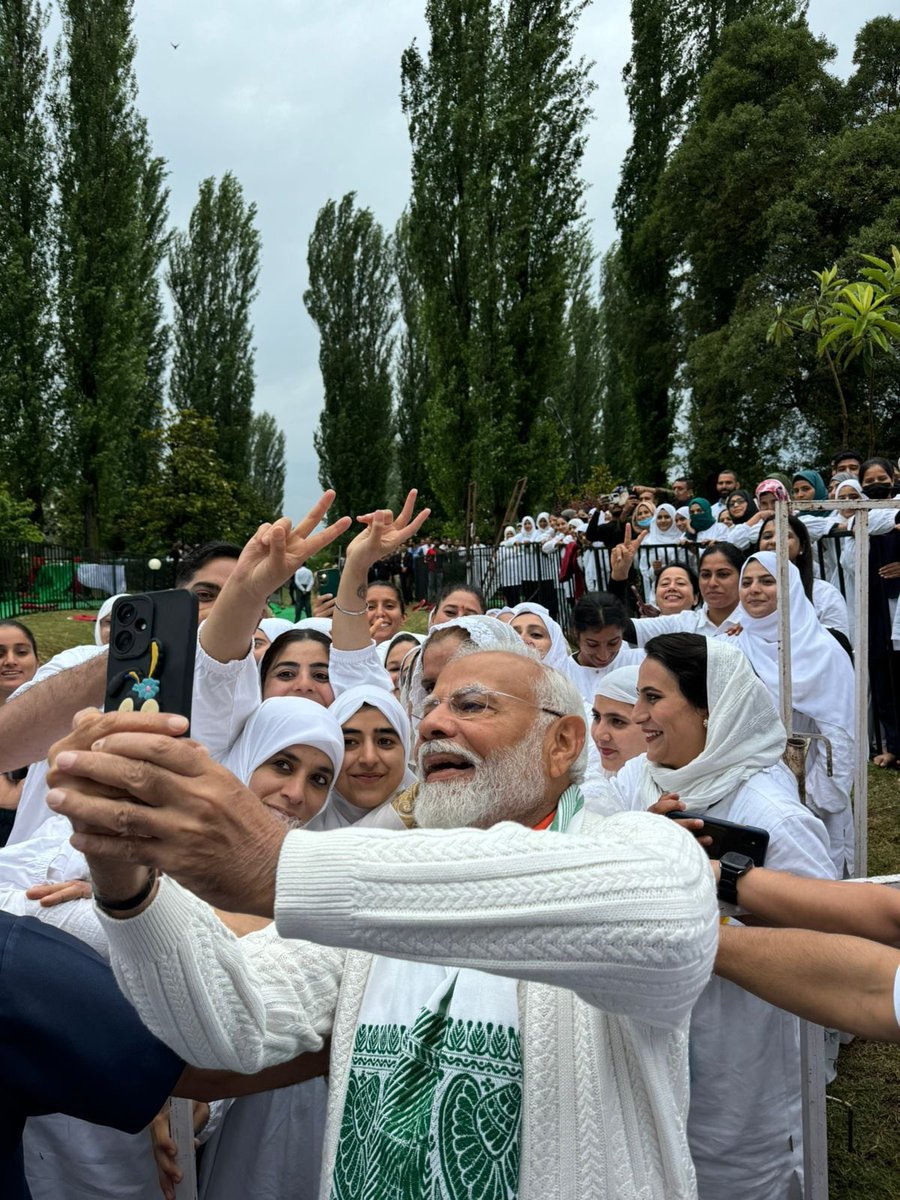 ikaushaldave's tweet photo. Glimpses of Hon’ble PM Shri @narendramodi ji clicking selfies with the people of Kashmir after a vibrant Yoga session.

#InternationalYogaDay2024 #IDY2024 https://t.co/zpC5my7fvK