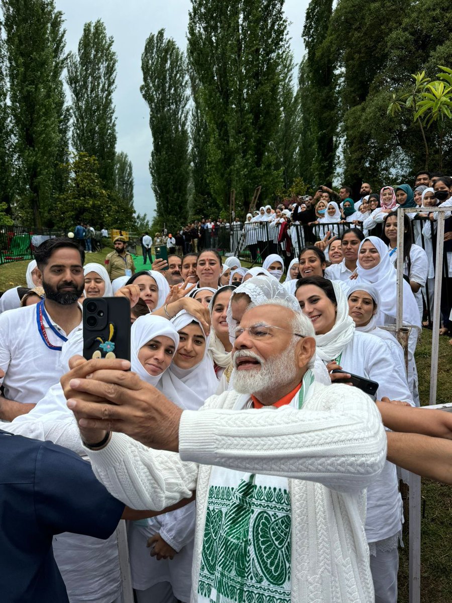 ikaushaldave's tweet photo. Glimpses of Hon’ble PM Shri @narendramodi ji clicking selfies with the people of Kashmir after a vibrant Yoga session.

#InternationalYogaDay2024 #IDY2024 https://t.co/zpC5my7fvK