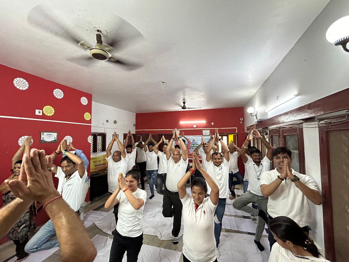Namita62679563's tweet image. 10th International Yoga Day Celebration at CSC SPV Uttar pradesh Lucknow office.
#CSCPeYoga, #CSCYogaWithFamily, #YogaForSelfAndSociety, #IDY2024,
@moayush, @CSCegov_, and @CSCSPV_Health @CSCUttarPradesh