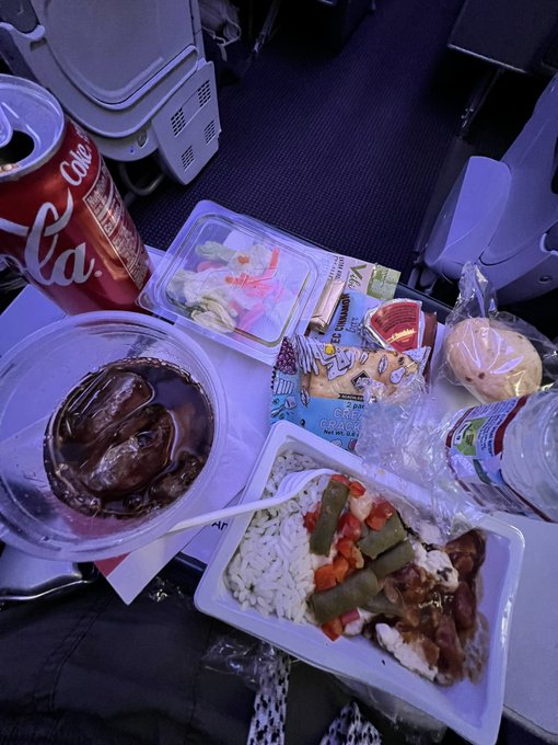 Maybe it was the cubes but my airplane food was delicious 😋 https://t.co/ReJz7ryBAO<a href="/tag/bluemoon"class="tags"><span>#bluemoon</span></a>
