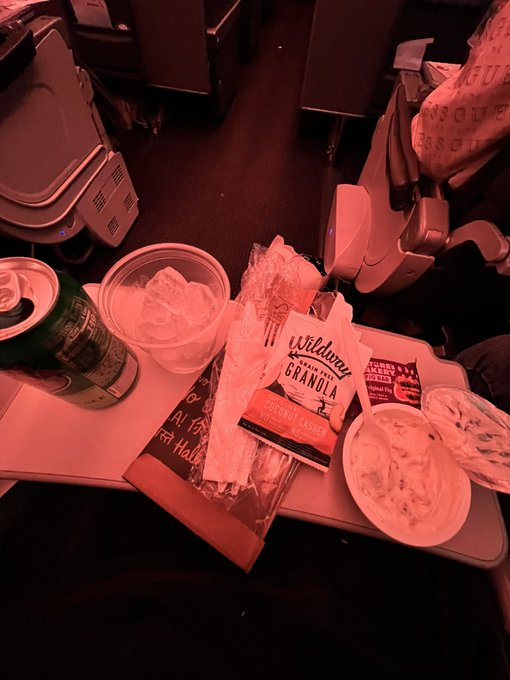 Maybe it was the cubes but my airplane food was delicious 😋 https://t.co/ReJz7ryBAO<a href="/tag/bluemoon"class="tags"><span>#bluemoon</span></a>