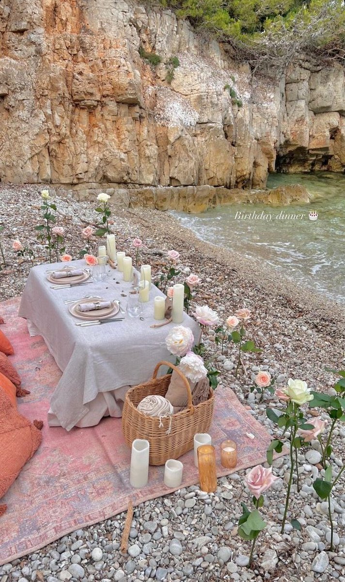 scuderialecunty's tweet image. girl are you telling me that Charles Leclerc is romantic ON THIS LEVEL?????