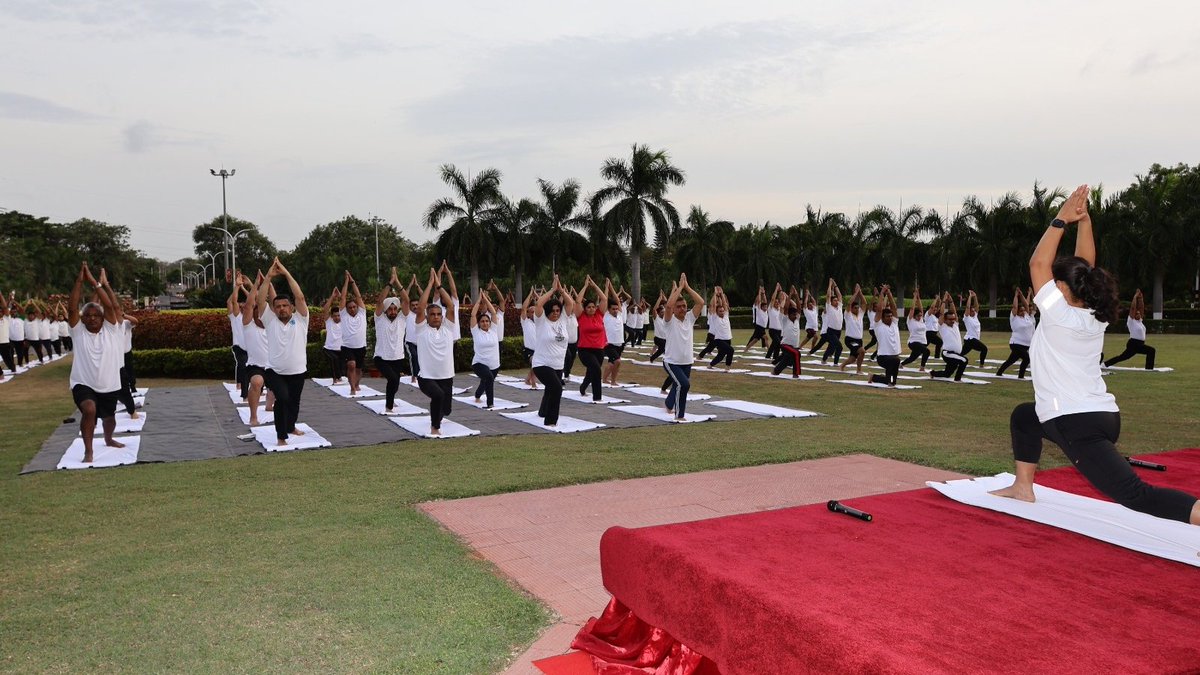 HQ_IDS_India's tweet image. 10th #InternationalYogaDay was celebrated by College of Defence Management #CDM_IDS, Secunderabad in an early morning mass yoga session. #TriService officers including those from #Friendly_Foreign_Countries and ladies participated in #Yoga, representing harmony of mind &amp;amp; body,…
